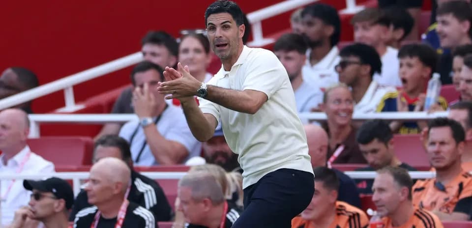 Entrenador dando instrucciones en el banquillo