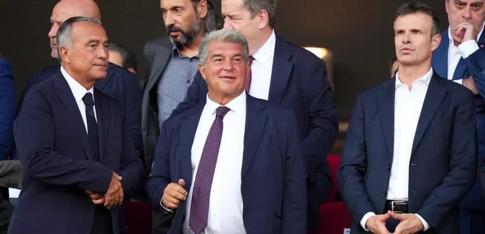 Dirigentes conversando en un palco del estadio