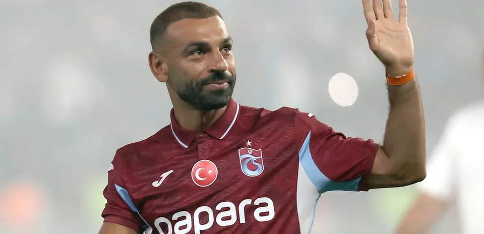 Jugador saludando en el campo de fútbol