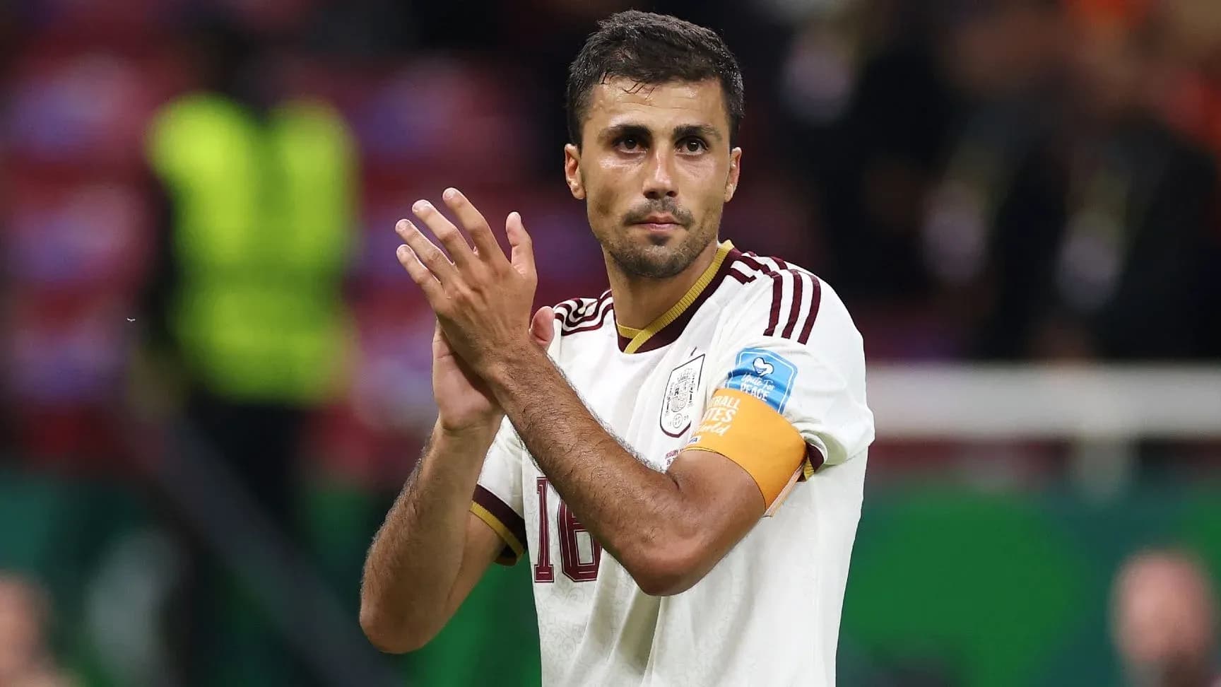 Jugador aplaudiendo tras el partido con camiseta de España