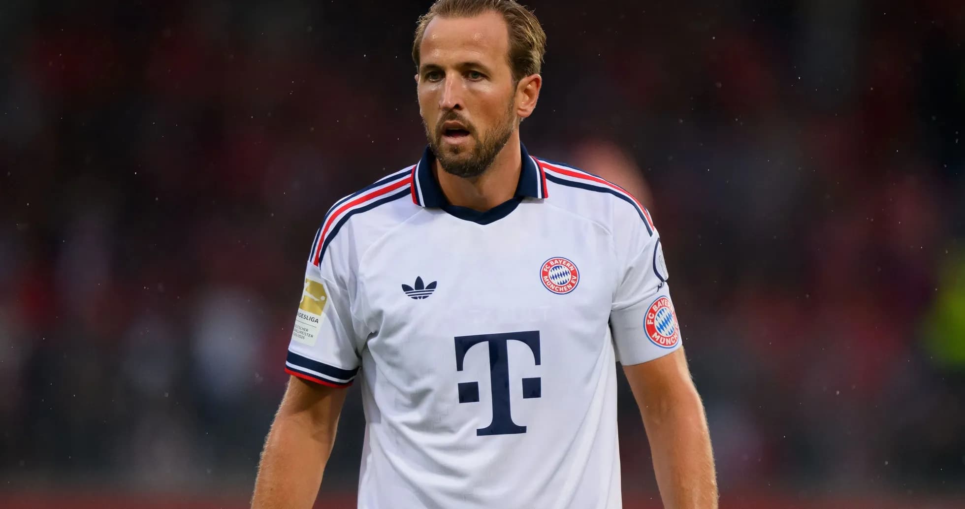 Jugador de Bayern Múnich en uniforme durante el partido