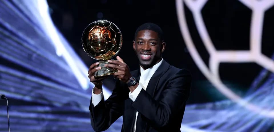 Jugador levantando el Balón de Oro en ceremonia