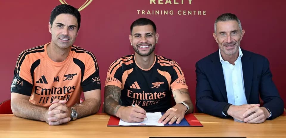 Jugador firmando contrato con club en mesa
