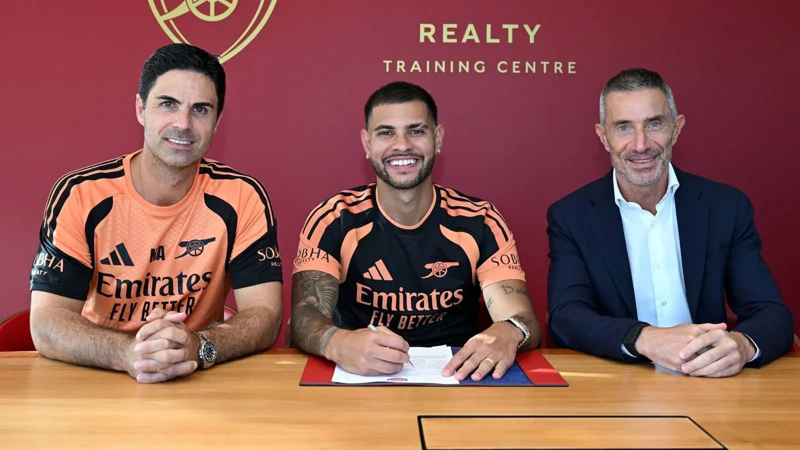 Jugador firmando contrato con club en mesa