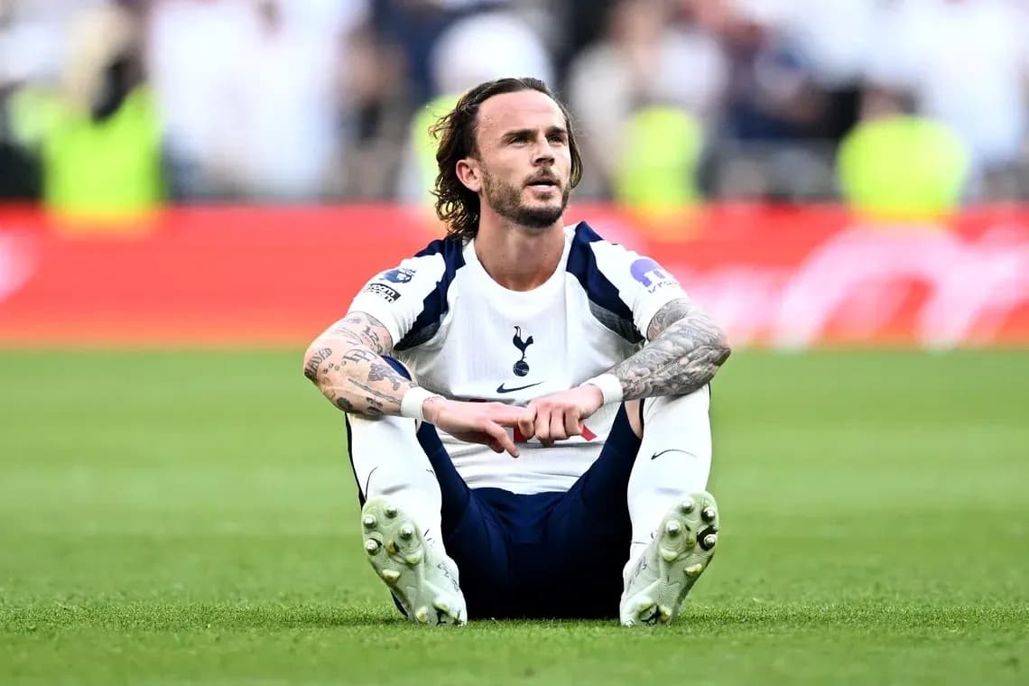 Jugador de Tottenham sentado en el campo tras partido