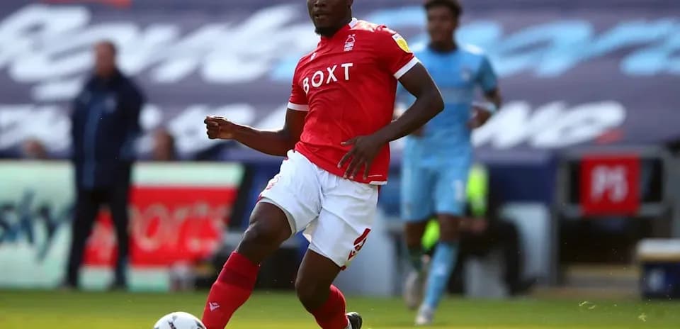 Jugador de Nottingham Forest corriendo con balón