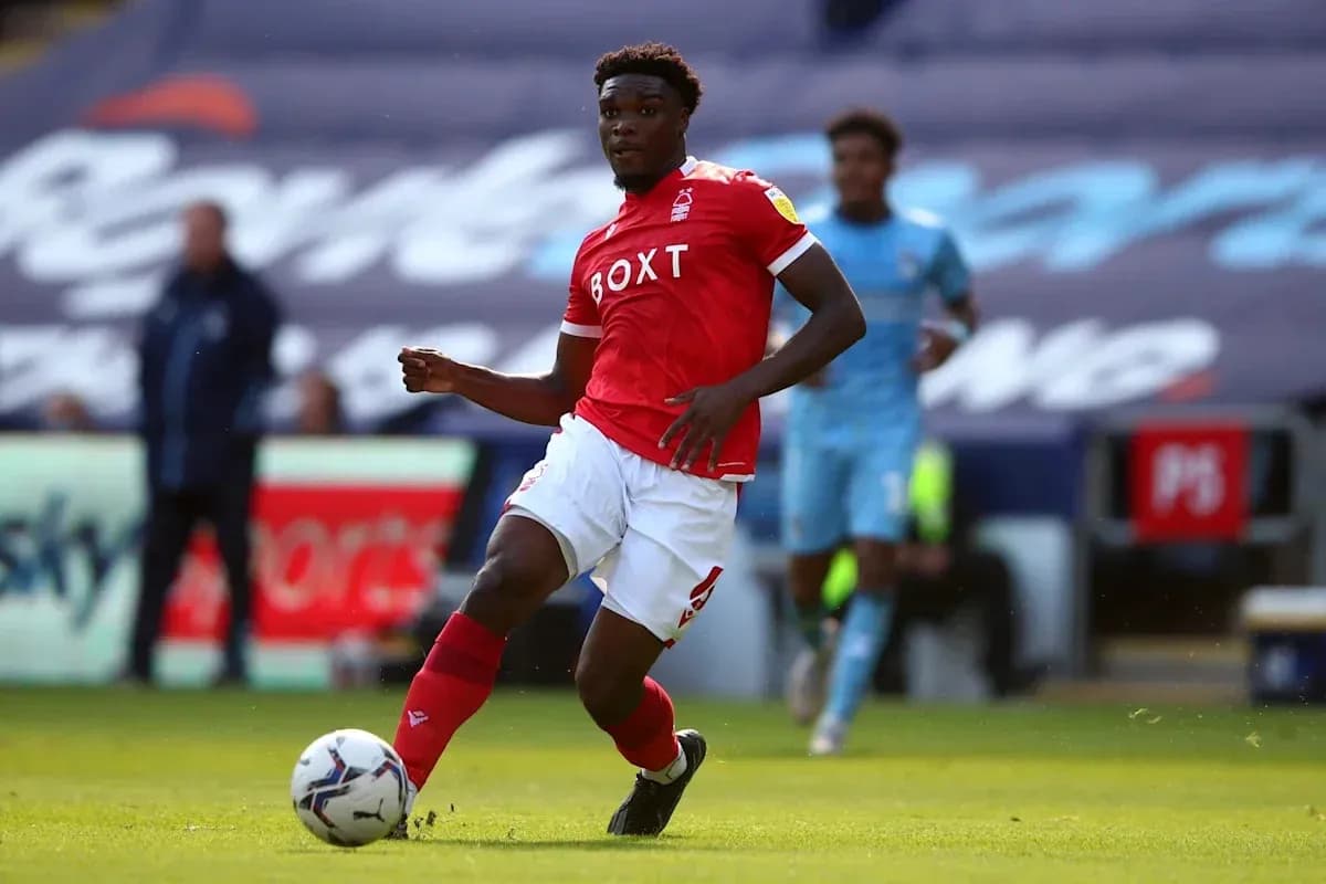 Jugador de Nottingham Forest corriendo con balón