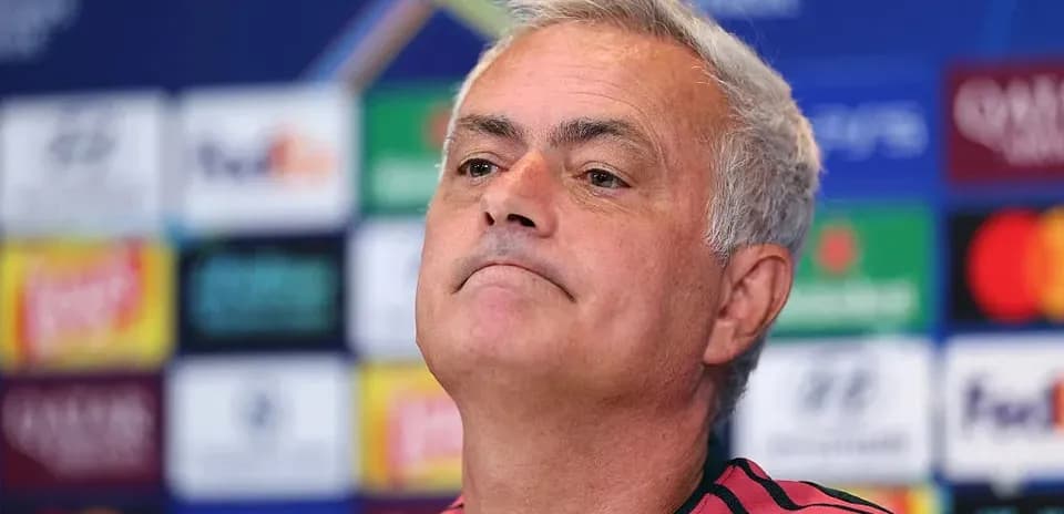 Entrenador en conferencia de prensa de la Champions League