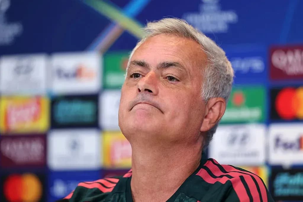 Entrenador en conferencia de prensa de la Champions League