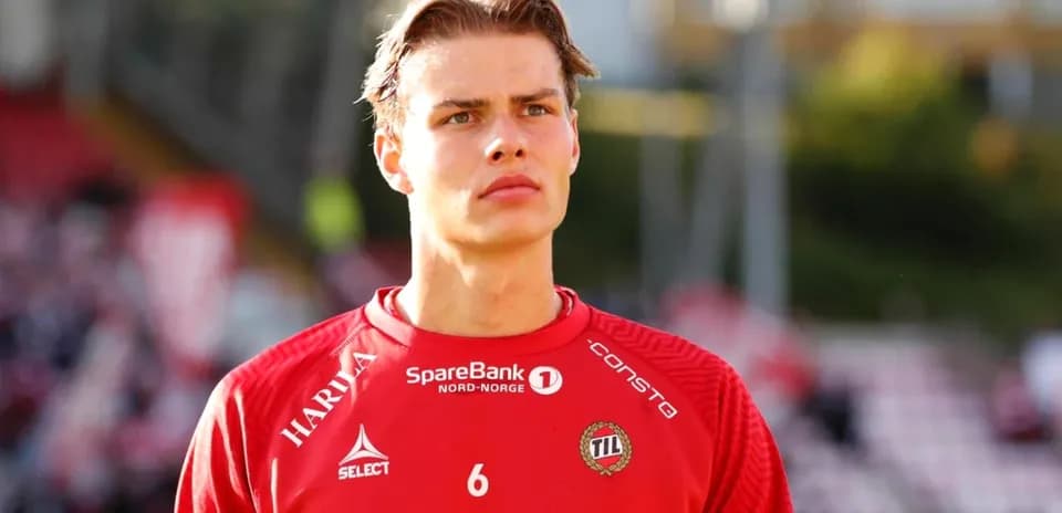 Jugador en uniforme rojo en el campo de fútbol