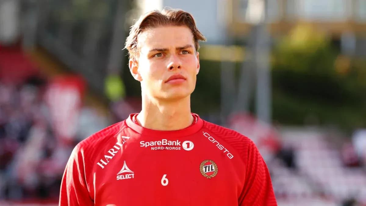 Jugador en uniforme rojo en el campo de fútbol