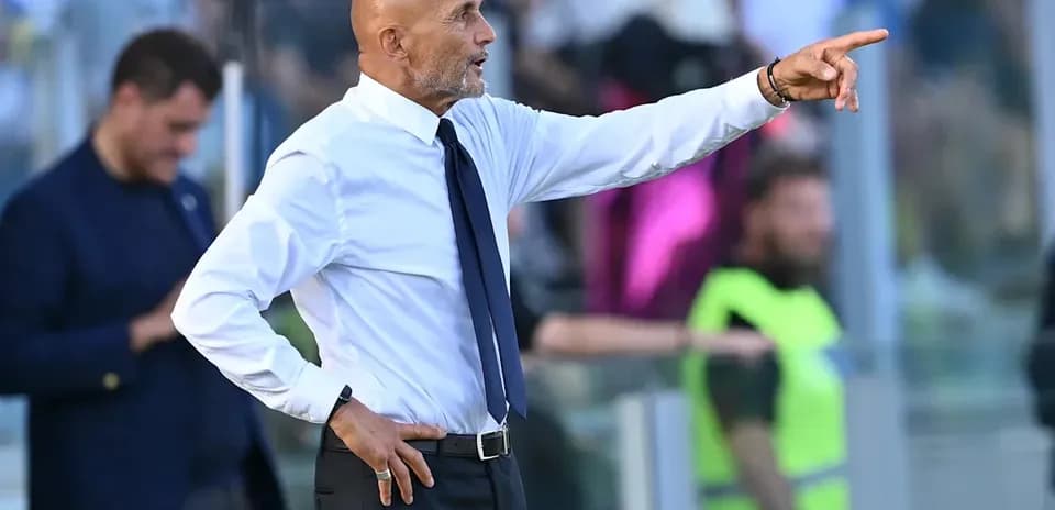 Entrenador dirigiendo a su equipo desde la línea