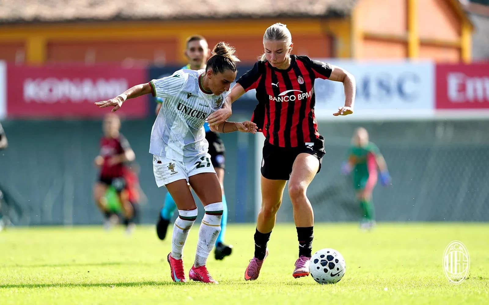 Jugadora de Ternana W disputa el balón