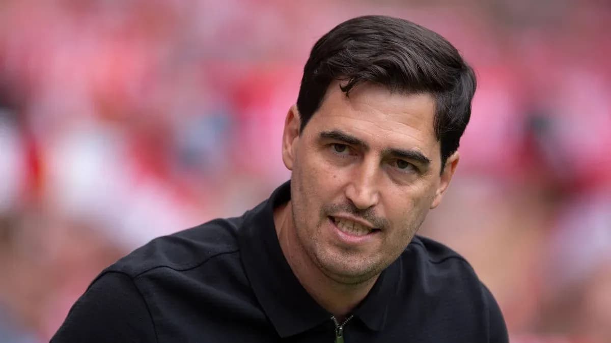 Entrenador hablando durante el partido en el estadio