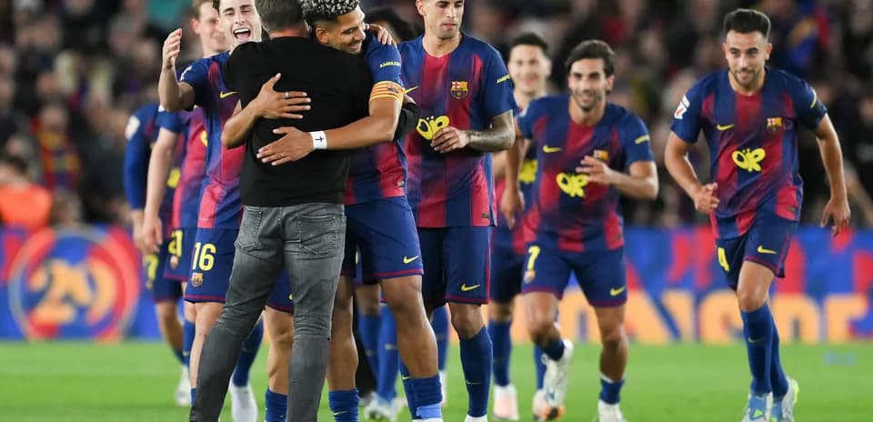 Jugadores del FC Barcelona celebrando con el entrenador