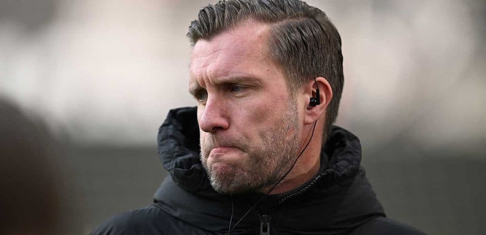 Entrenador con auriculares durante sesión de entrenamiento