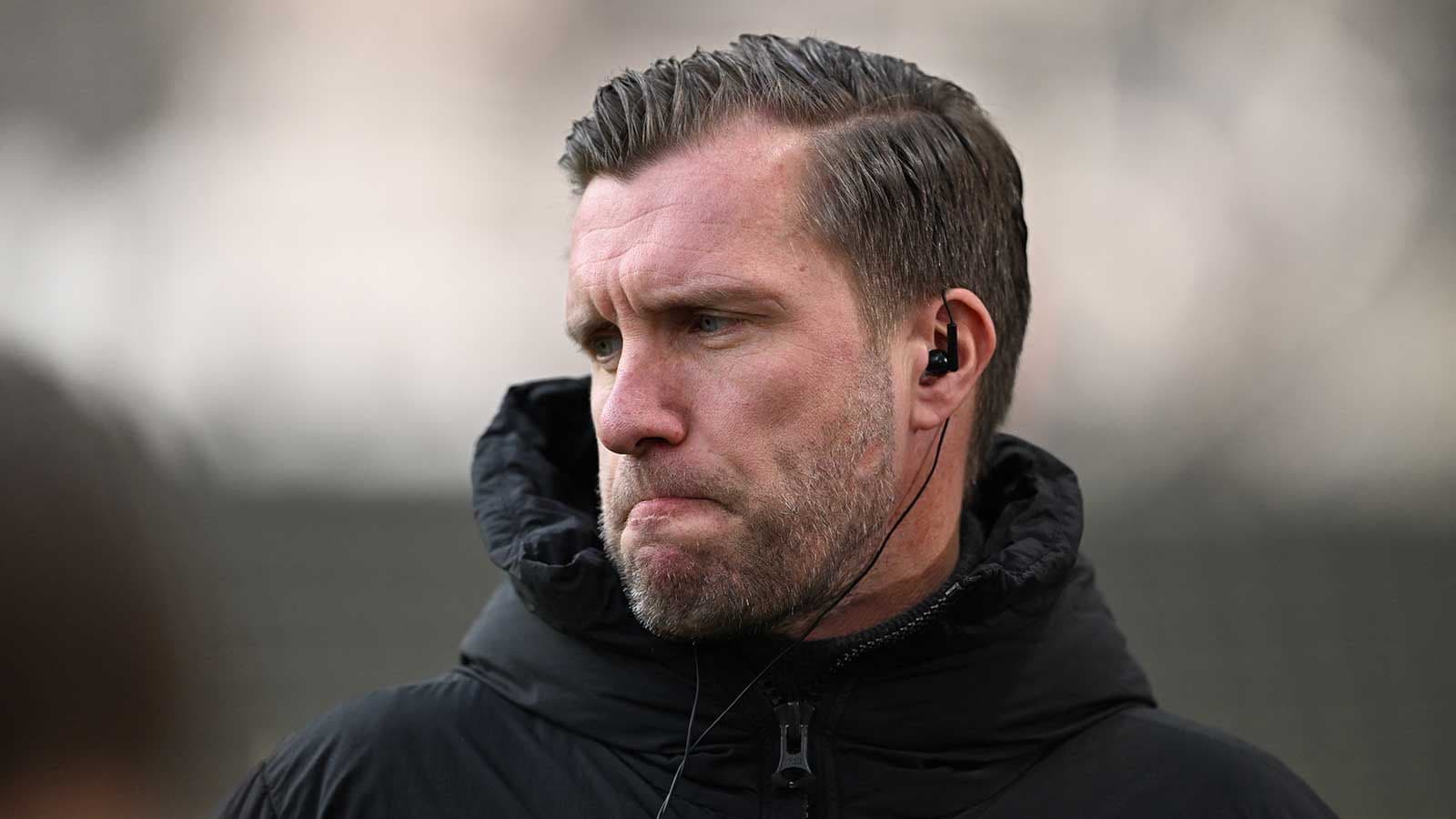Entrenador con auriculares durante sesión de entrenamiento