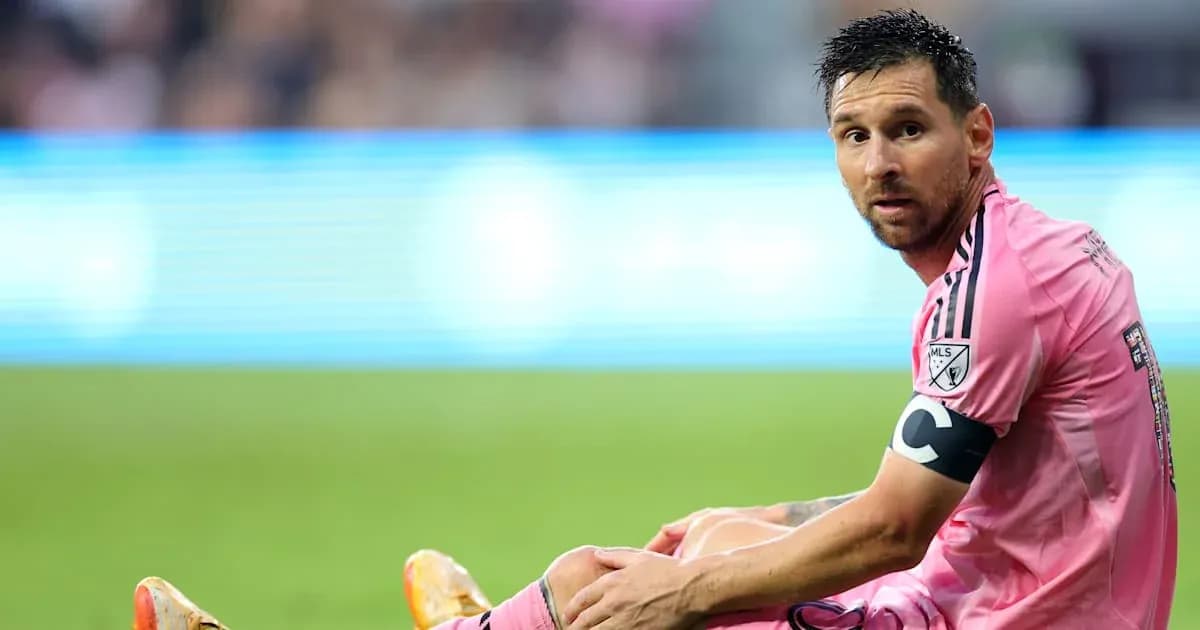 Lionel Messi sentado en el campo durante el partido