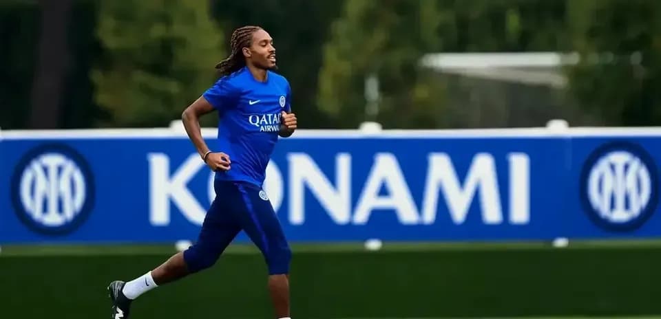 Jugador corriendo en campo de entrenamiento