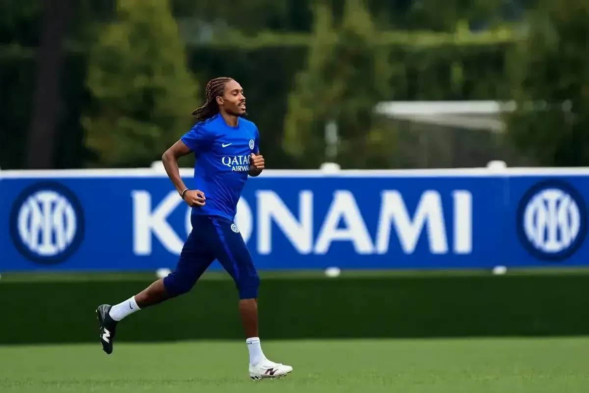 Jugador corriendo en campo de entrenamiento