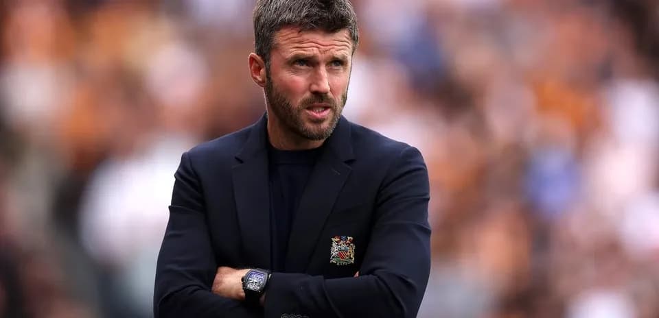 Entrenador observando el partido desde la línea lateral