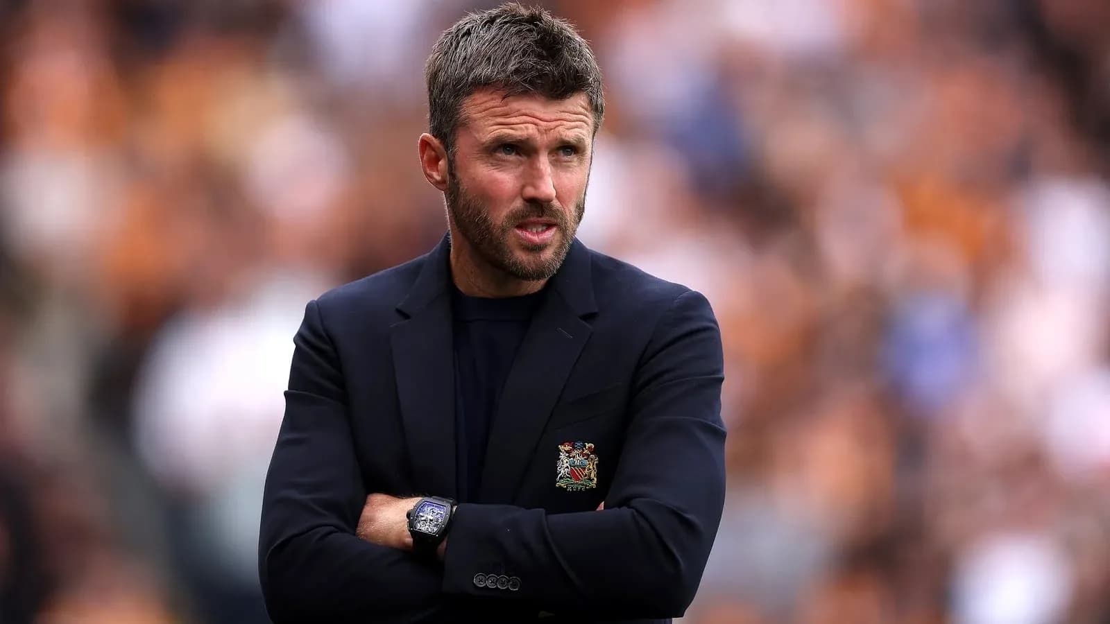 Entrenador observando el partido desde la línea lateral