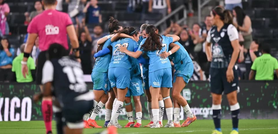 Jugadoras de Monterrey celebrando un gol