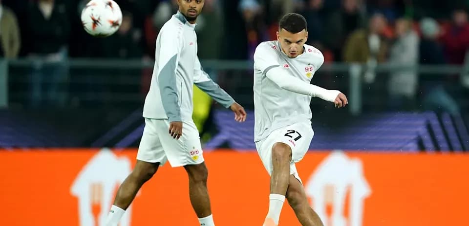 Jugador pateando el balón durante el calentamiento