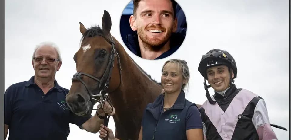 Tres personas posando con un caballo en hipódromo