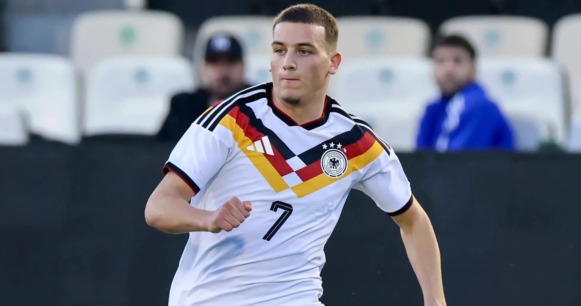 Jugador de Alemania corriendo con balón en el campo