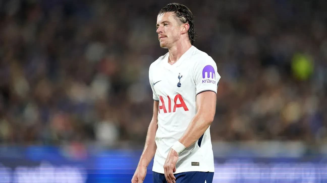 Jugador de Tottenham caminando por el campo