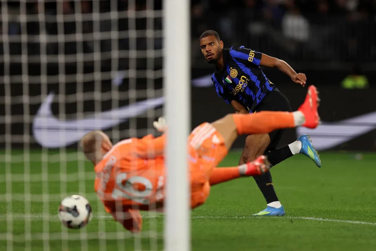 Jugador de Inter disparando a portería en partido