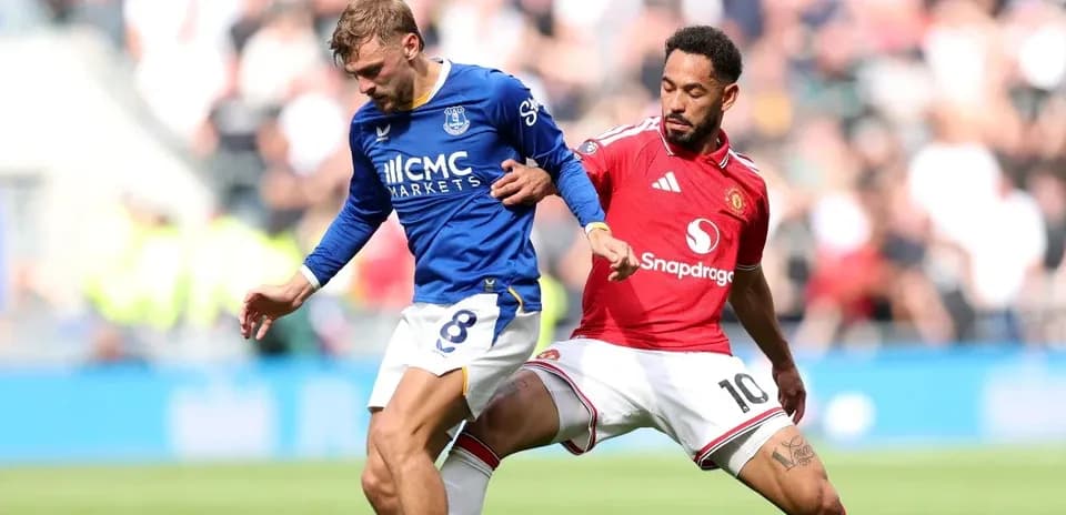 Jugadores de Everton y Manchester United compitiendo por el balón