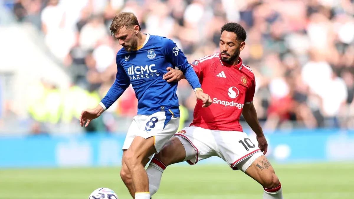 Jugadores de Everton y Manchester United compitiendo por el balón