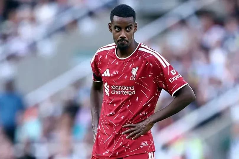 Jugador de Liverpool en el campo durante el partido