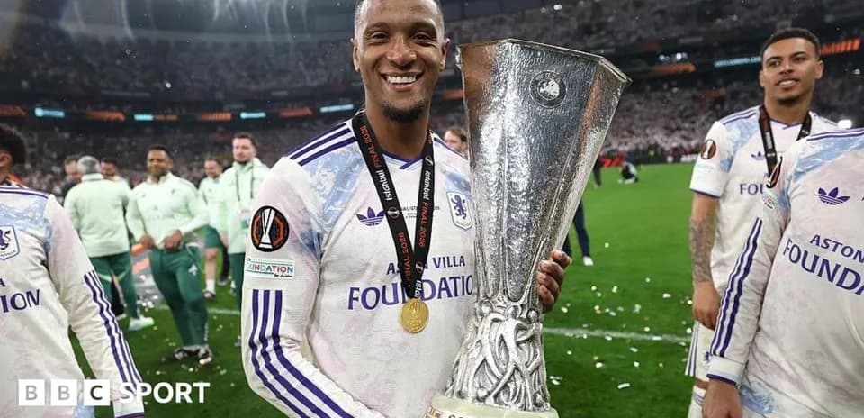 Jugador sosteniendo trofeo UEFA Europa League en celebración