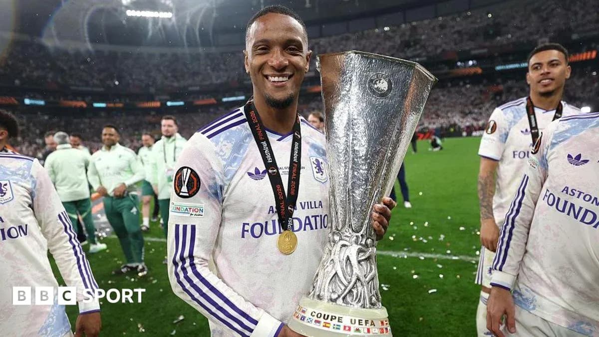 Jugador sosteniendo trofeo UEFA Europa League en celebración