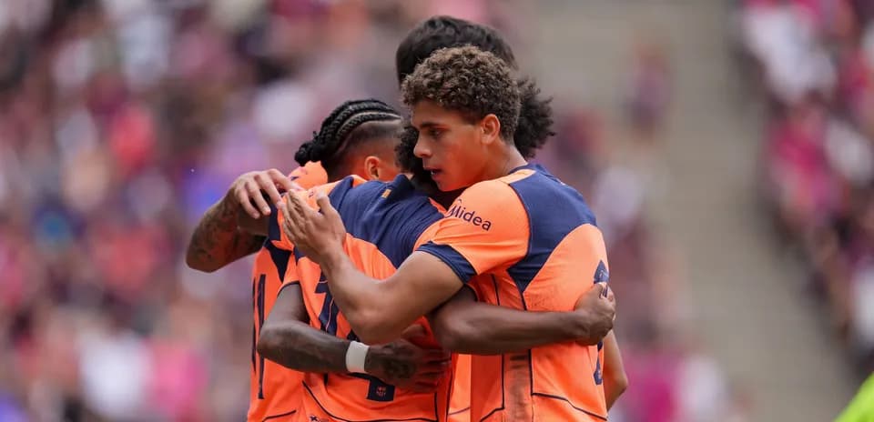 Jugadores abrazándose tras un gol en partido