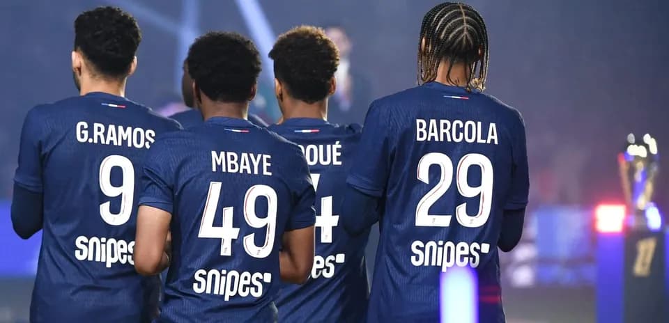 Jugadores de fútbol con camisetas en el campo