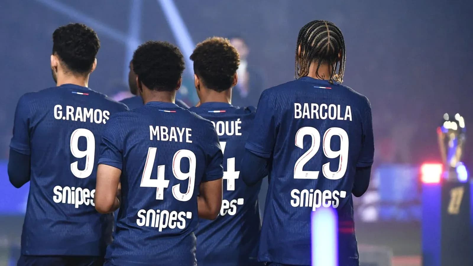 Jugadores de fútbol con camisetas en el campo