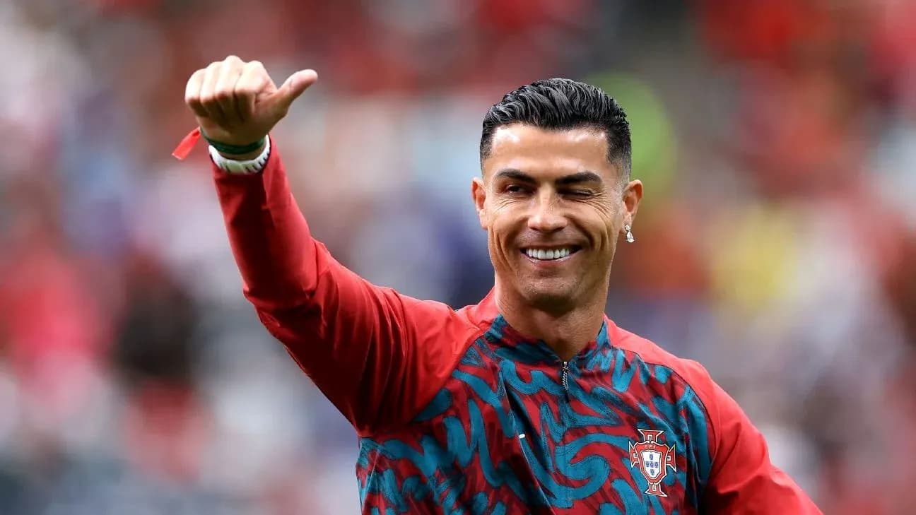 Cristiano Ronaldo saludando durante calentamiento previo
