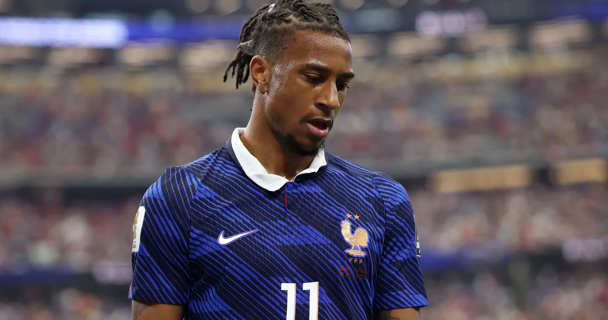 Jugador de Francia con camiseta número 11 en el campo
