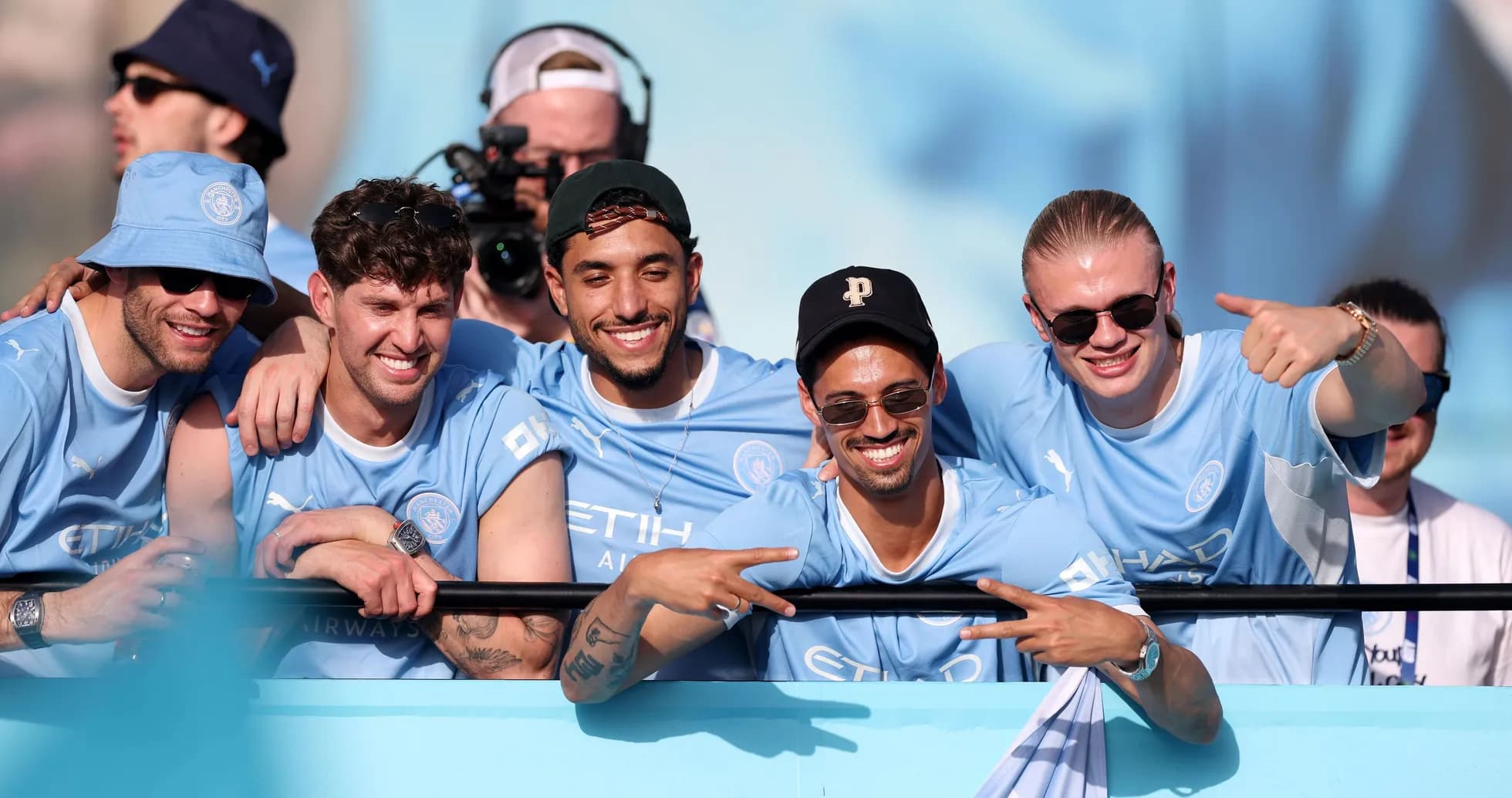 Cinco aficionados de Manchester City celebrando juntos