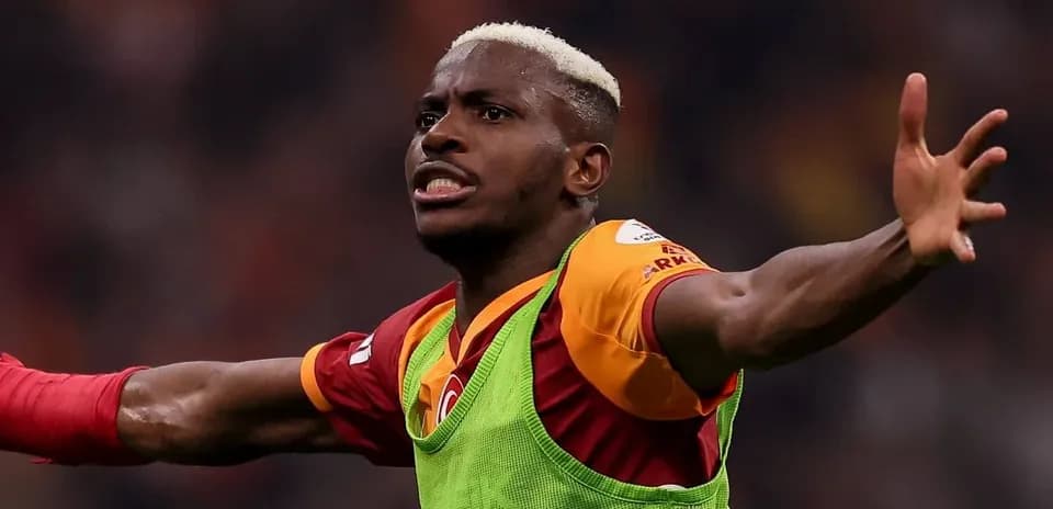 Jugador de Galatasaray celebrando un gol en el campo