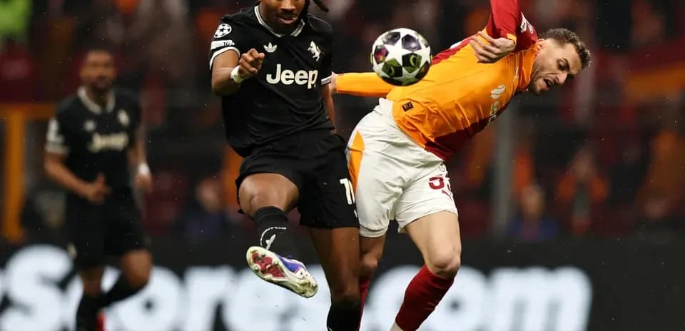 Jugador de Galatasaray desafiando a rival de la Juventus