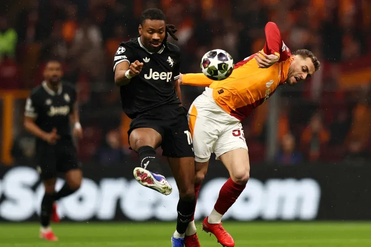 Jugador de Galatasaray desafiando a rival de la Juventus