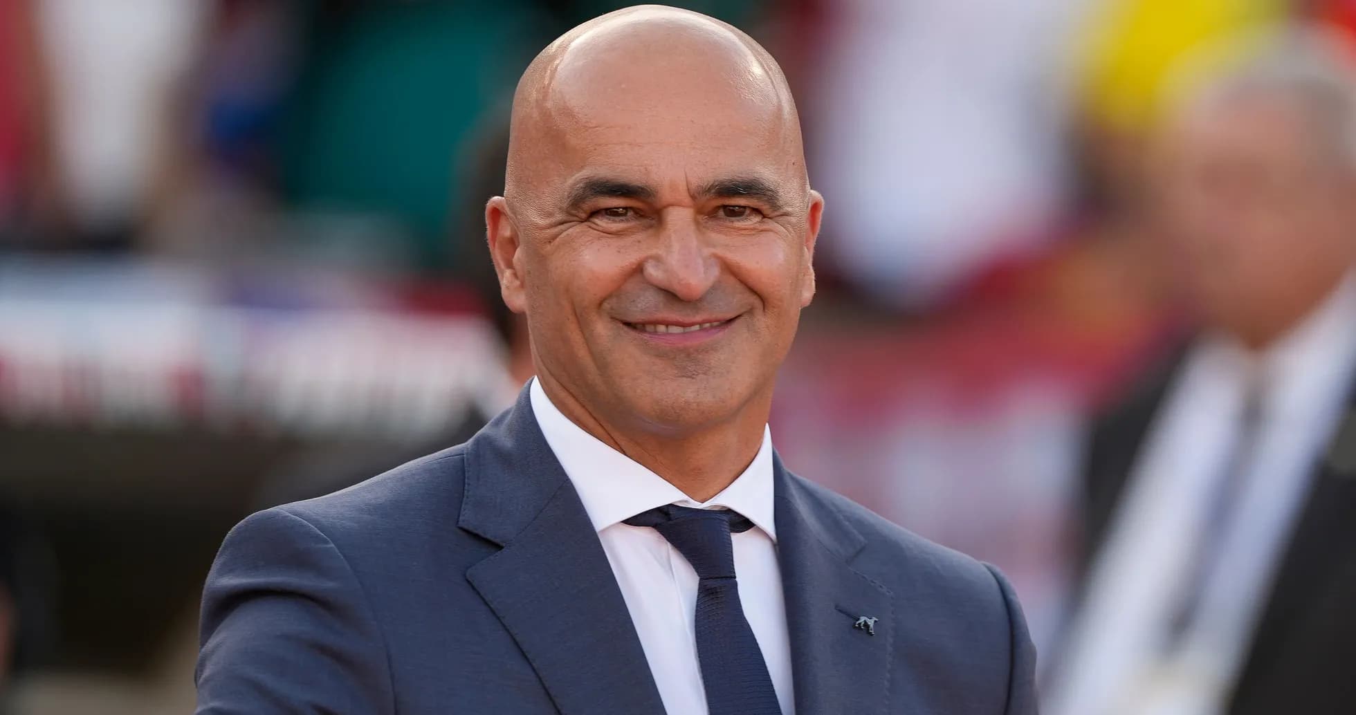 Hombre sonriendo en un evento deportivo