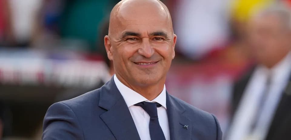 Hombre sonriendo en un evento deportivo