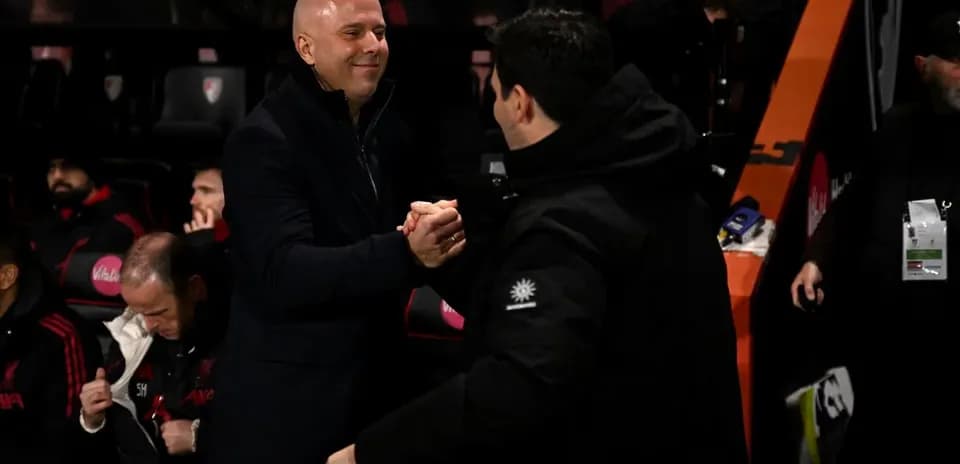 Entrenadores dándose la mano en el banquillo