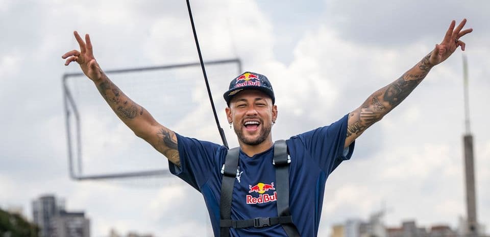 Neymar posando con los brazos levantados en evento